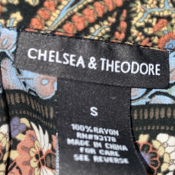 Chelsea & Theodore Paisley Print Top Small - Picture 7 of 8